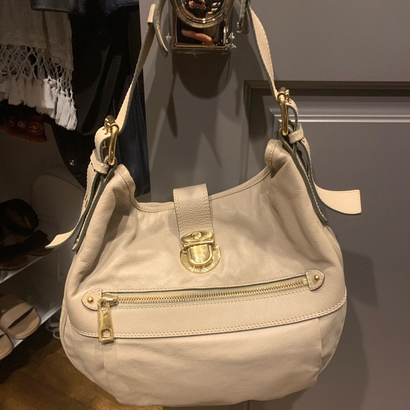 💯Authentic Marc Jacobs Hobo Bag in Beige - Picture 2 of 8